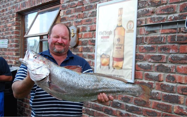 Deon Strydom met sy Kabeljou van 10,75 kg